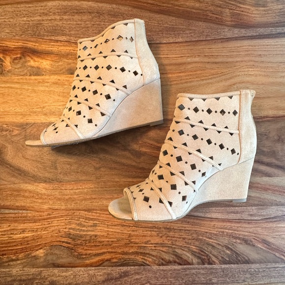 Michael Kors Uma Khaki Suede Wedge - Size 9 - Picture 4 of 8